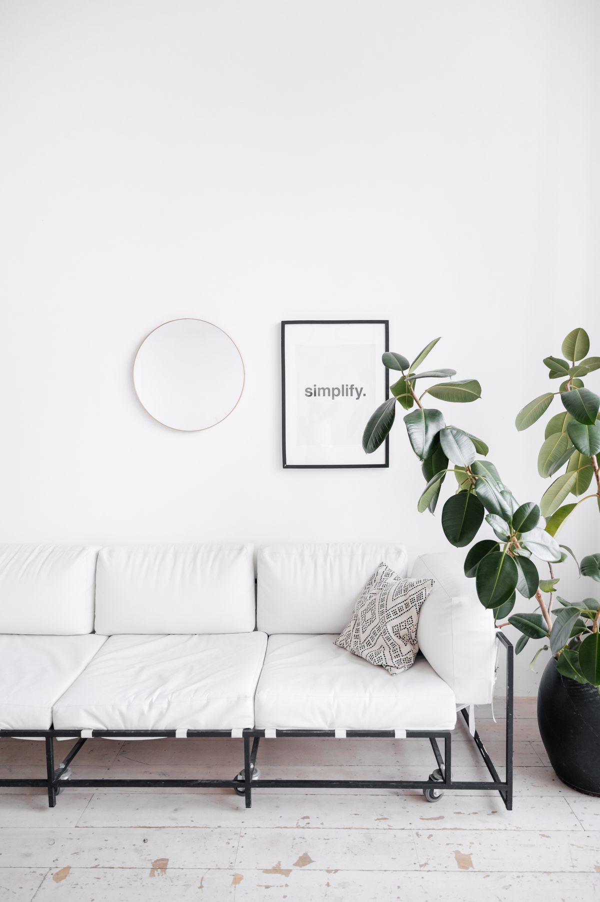 Un salon lumineux et accueillant avec un canapé blanc et des plantes
